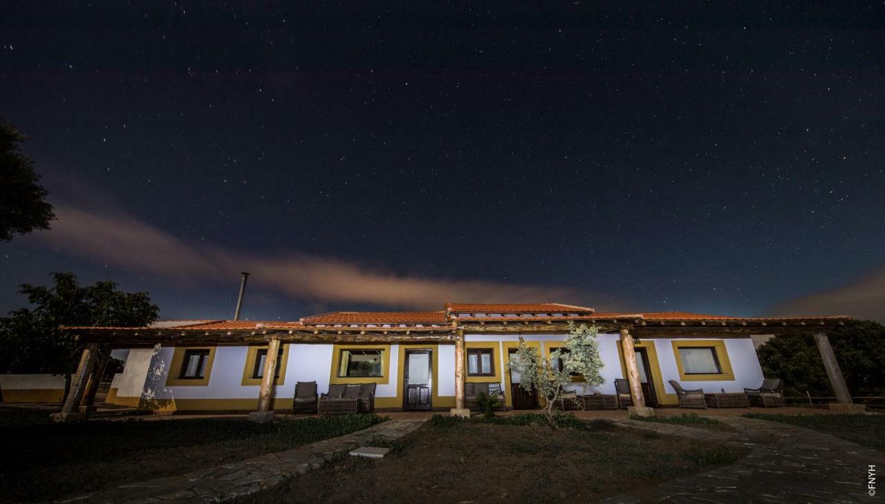 Eco-Lodge En La Reserva Privada Campanarios De Azaba - Proyecto De Conservacion Espeja Eksteriør billede